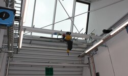 Funkgesteuerter Obergurt-Laufkran Hallenkran mit Elektrokettenzug für die flächendeckende Warenlogistik