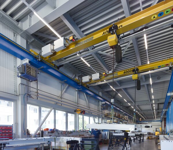 hallenkran mit 2 synchronen elektrokettenzügen und funksteuerung