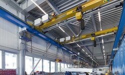 Obergurtlaeufer fuer 2 x 4000 kg funkgesteuert hallenkran mit 2 synchronen elektrokettenzügen und funksteuerung