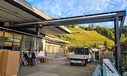 Laufkran in Portalkran-Ausführung Ein Portalkran wird auf dem Vorplatz der Werkstatt für den Warenumschlag eingesetzt