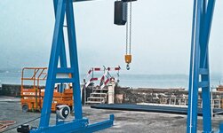 Portalkran mit Elektrokettenzug Portalkran in Aussenanwendung für den Transport von Lasten bis 3200 kg
