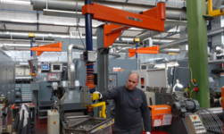 Säulendrehkran für das Handling von Werkstücken am Arbeitsplatz