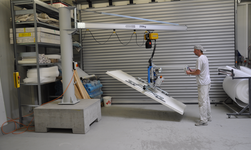 Mobiler Drehkran mit Vakuumheber für Holzplatten In Schreinerei bietet mobiler Drehkran maximale Flexibilität beim Einrichten des Arbeitsplatzes