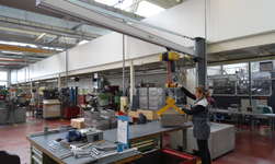 Mobiler Drehkran mit Aluminium Ausleger Bequemes Materialhandling mit Drehkran und Elektrokettenzug