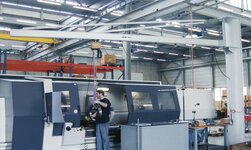Säulendrehkran neben CNC Maschine Drehkran wird zum Bestücken von Maschine eingesetzt