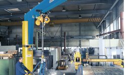Säulendrehkran mit Vakuumheber Drehkran mit Vakuumheber befördert schwere Metalplatten