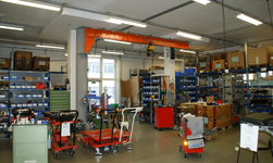 Säulendrehkran mit Stahlausleger für hohe Traglasten Drehkran mit Elektrokettenzug in Montagehalle
