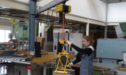 Bequemes Materialhandling mit Drehkran und Elektrokettenzug