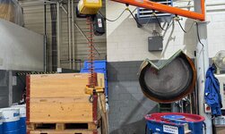 Säulendrehkran Materialverarbeitung Der Arbeitsplatz ist mit einem Drehkran ausgestattet für das schnelle Bewegen der Güter