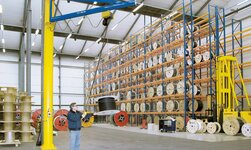 Säulendrehkran mit Elektrokettenzug Drehkran wird eingesetzt zum Transport von schwerer Rolle