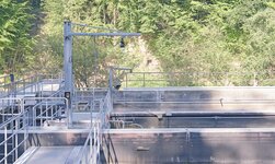 Säulendrehkran in Aussenanwendung Wetterbeständiger Drehkran für Einsatz im Freien
