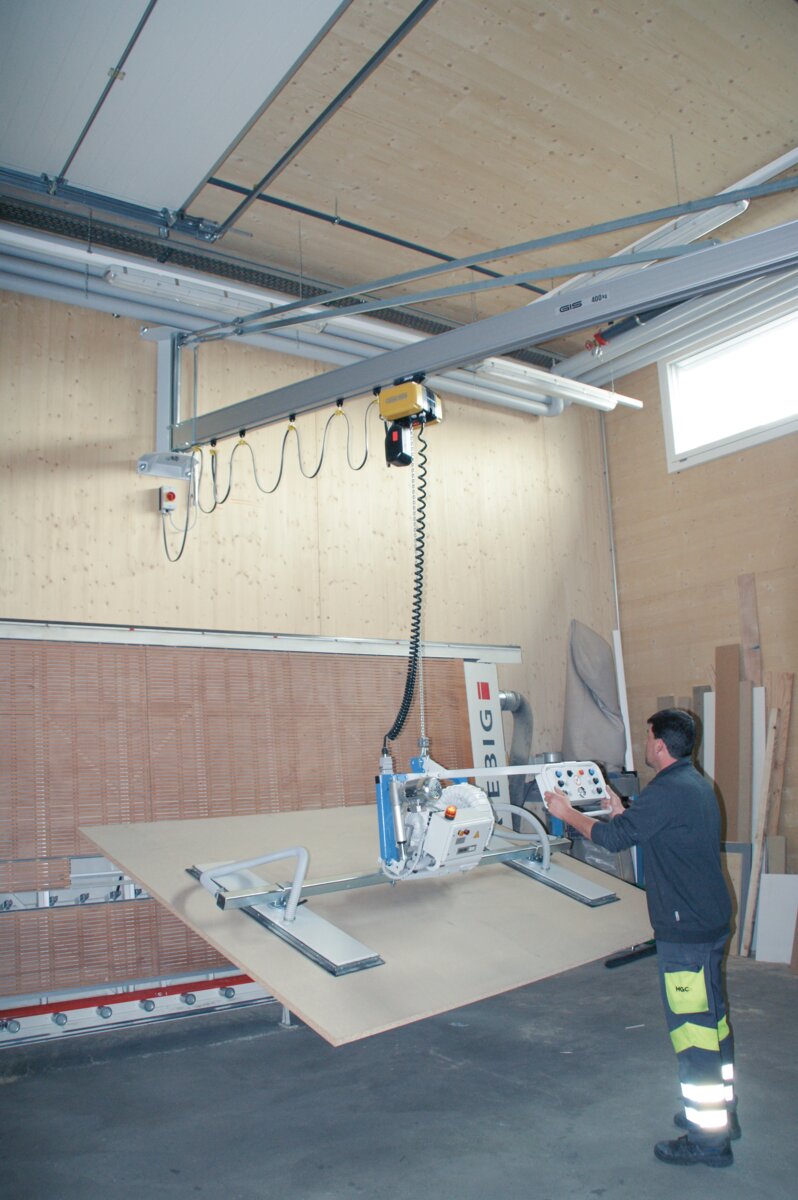 GIS slewing cranes for ergonomic goods handling at the workplace