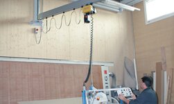 Drehkran im Einsatz in der Holzverarbeitung zum Verschieben von Platten