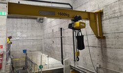 Der Wanddrehkran ist an einer Betonmauer befestigt
