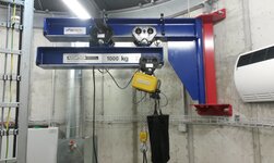 Drehkran mit Teleskop-Ausleger und Elektrokettenzug