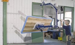 Vakuum-Handlingsystem wird in Schreinerei eingesetzt um Tische zu drehen