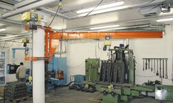 Werkhalle mit Drehkranen und Kransystemen
