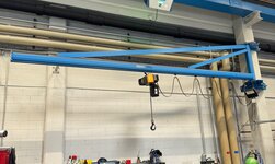 Mit dem Elektrokettenzug am Schwenkkran werden Güter auf den Schweisstisch transportiert