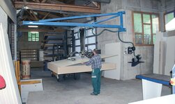 Kransystem wird verwendet um Holzplatten von Gabelstabbler zu heben