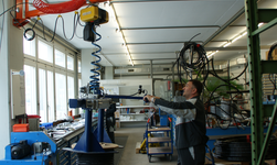 Kransystem mit Greifarm zum Bewegen von Kabelrollen