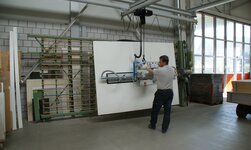 Vakuum-Handlingsystem GN Vakuumheber hebt und wendet Holzplatte