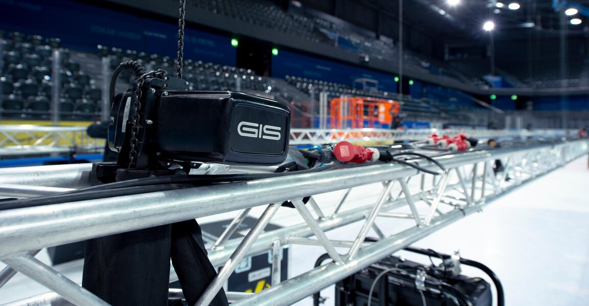 Direktgesteuerter Elektrokettenzug ist an Truss befestigt