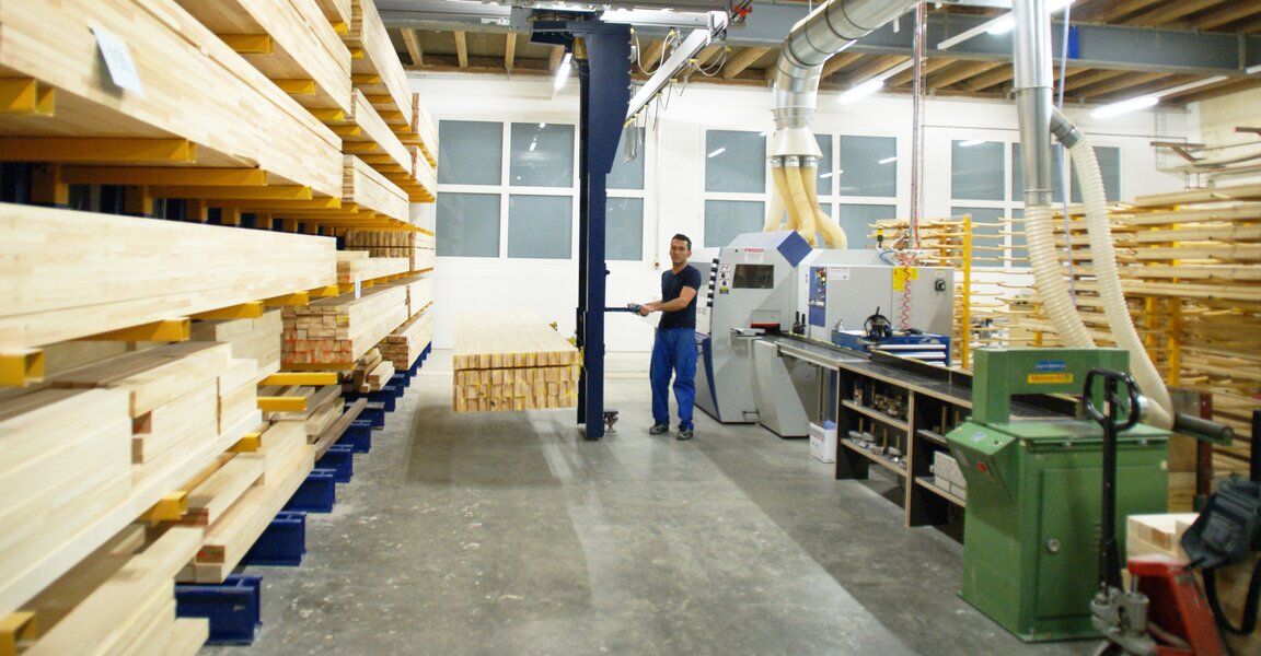 Kransystem für das rationelle Ein- und Auslagern von Platten sowie Paletten im Warenlager